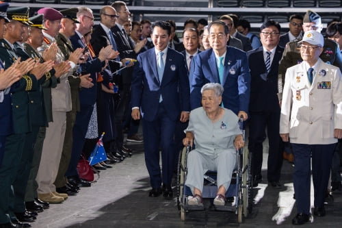 참전 용사의 아내 휠체어 끌며 입장하는 한덕수 국무총리 - 한덕수 국무총리가 25일 서울 중구 장충체육관에서 열린 6.25 73주년 바카라 토토에 6.25에 참전했던 고 한홍섭 병장의 부인 신월임씨의 휠체어를 밀며 입장하고 있다. /사진=연합뉴스