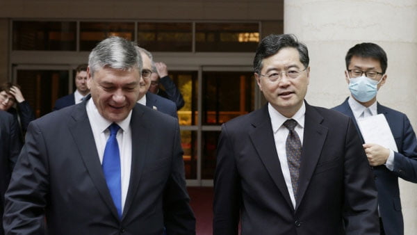 (오른쪽부터)친강 중국 외교부장과 안드레이 루덴코 러시아 외무차관 ./사진=중국 외교부 제공