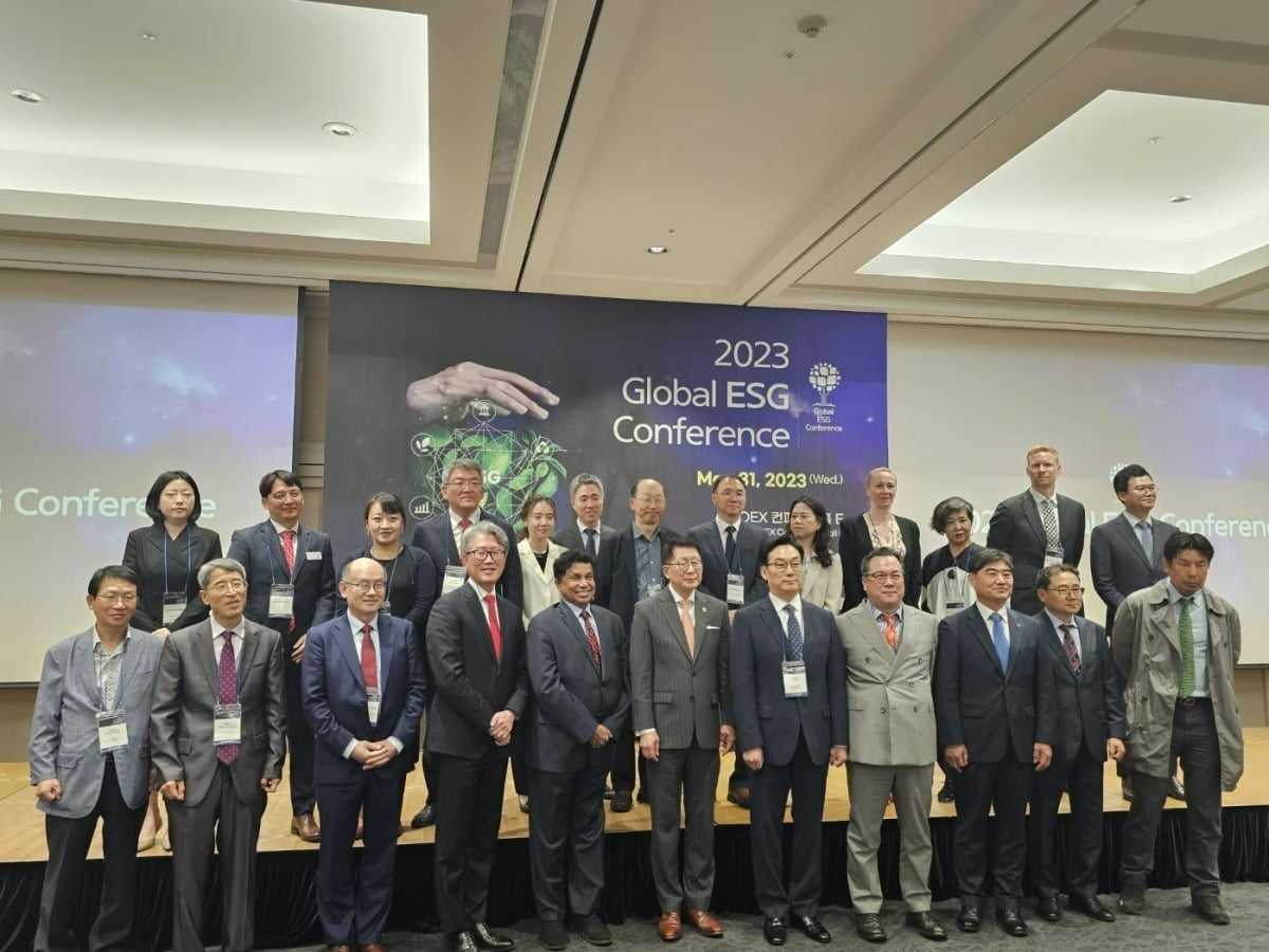 2023 글로벌 ESG 콘퍼런스 관계자들이 기념사진을 촬영하고 있다. 사진 : 파미르홀딩스
