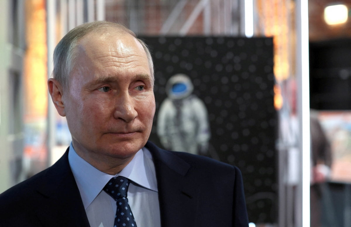블라디미르 푸틴 러시아 대통령이 지난달 30일(현지시간) 모스크바에서 열린 '러시아 창의 경제 발전' 전시회를 둘러보고 있다. 연합뉴스
