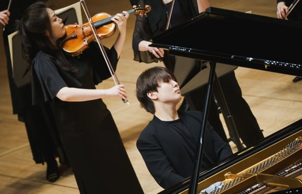 피아니스트 조성진이 지난 25일 경기 성남아트센터 콘서트홀에서 발트 앙상블과 협연하고 있다. 성남문화재단 제공