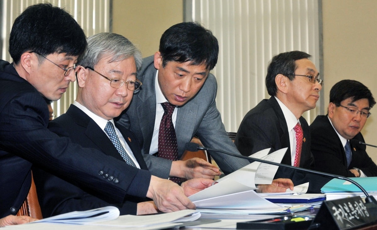 저축은행 사태가 한창이던 2011년 4월 국회 정무위원회에 출석한 김석동 당시 금융위원장(왼쪽 두번째)과 김주현 금융위 사무처장(세번째). 한경DB