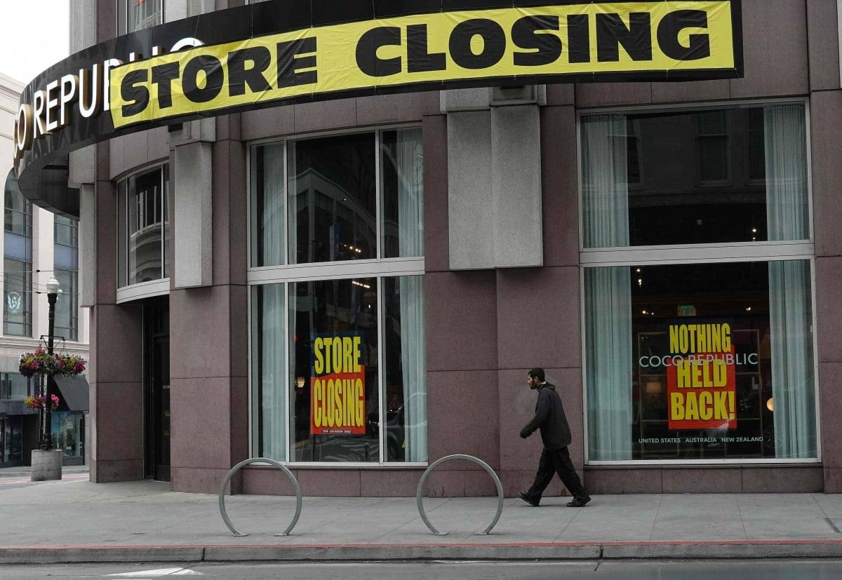 미국 샌프란시스코에서 지난 14일(현지시간) 한 보행자가 문을 닫은 상점 앞을 지나고 있다. AFP