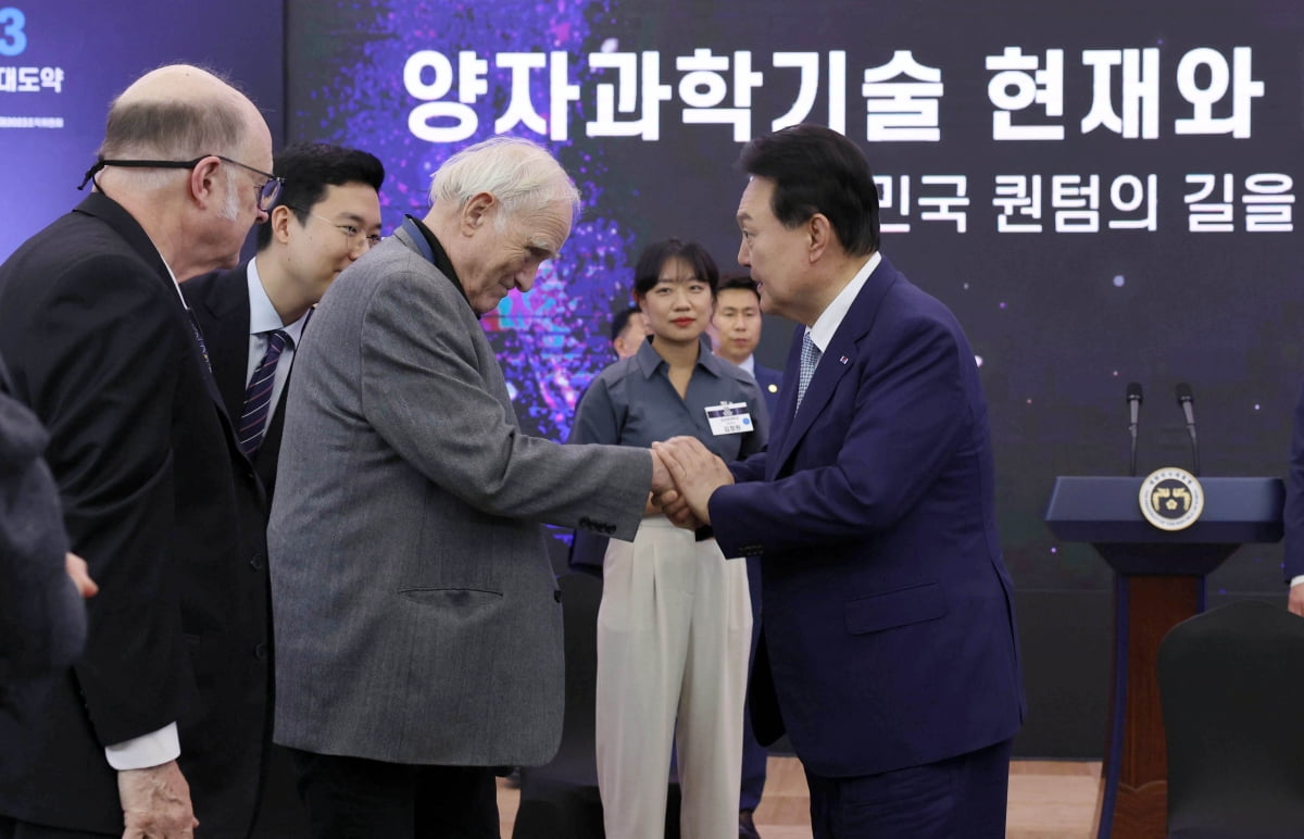 尹 ‘양자과학기술 현재와 미래의 대화’ 주재