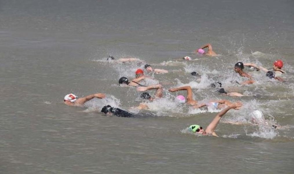 베트남 북부 꽝닌성의 깜강에서 진행된 수영대회에 참가한 시민들. /사진=연합뉴스 