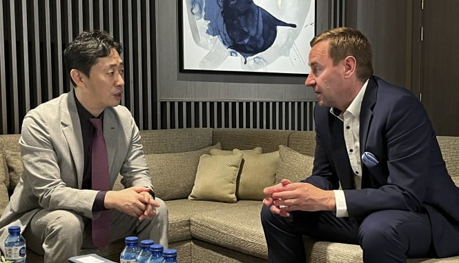 윤형중 한국공항공사 사장(왼쪽)이 킴모 마키 핀란드 공항공사 CEO와 부산-헬싱키 노선의 운항개시를 위한 협력방안을 논의하고 있다. KAC 제공