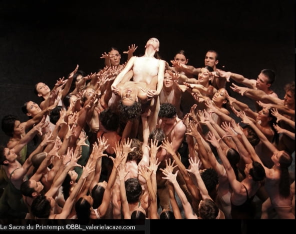 스위스 발레단 베자르 발레 로잔이 스트라빈스키의 ‘봄의 제전’에 맞춰 공연하고 있다. 베자르 발레 로잔 홈페이지 캡처