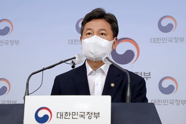 한창섭 행정안전부 차관이 작년 7월 12일 정부서울청사 브리핑실에서 정부 인력운영 방안을 발표하고 있다./사진=행정안전부