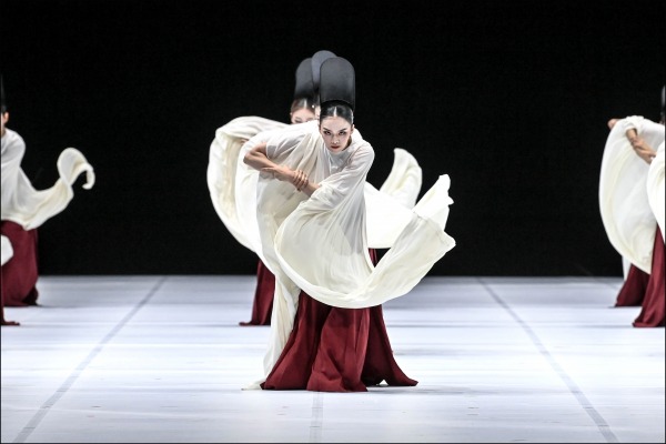 구호 만난 한국 춤, 세계로 날다 "패션과 무대 연출은 똑같아요" 