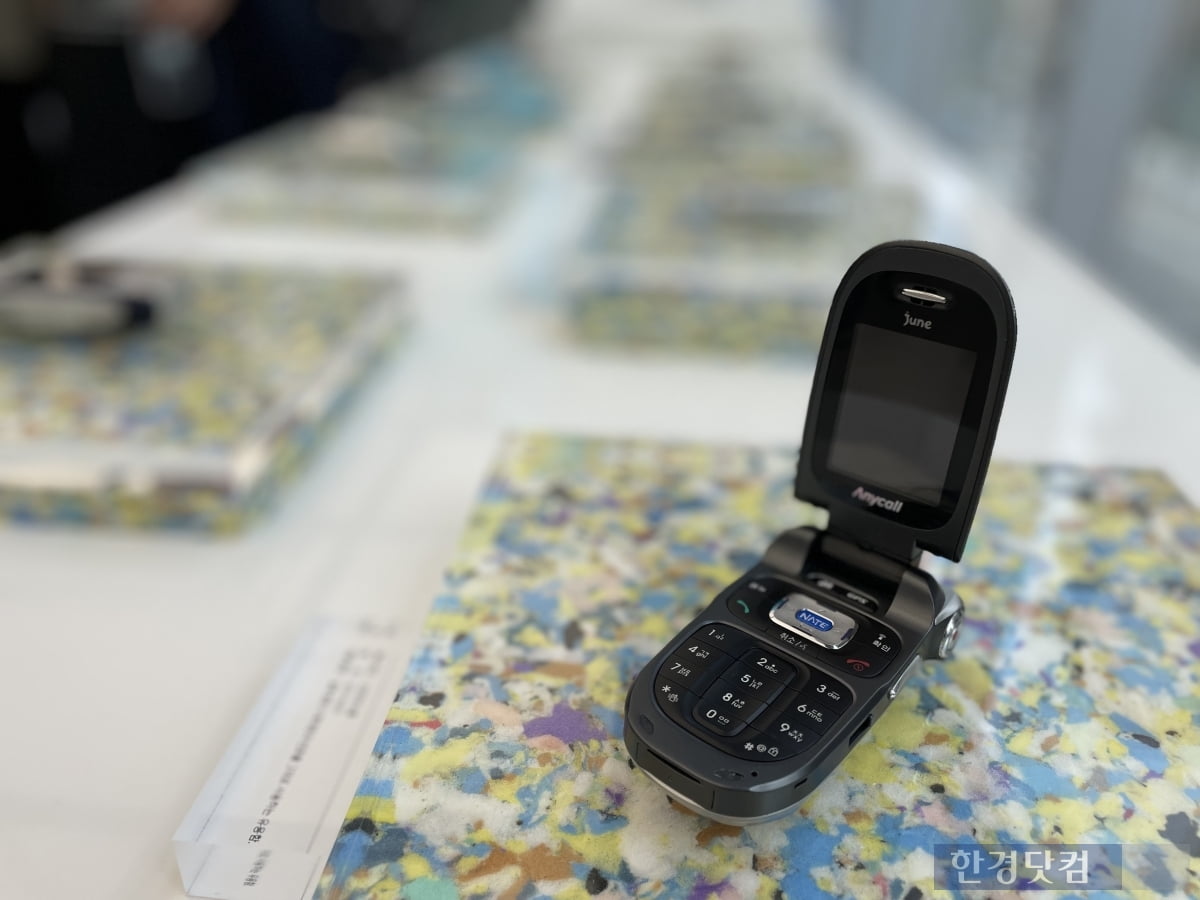 옛 휴대폰이 전시된 강남 삼성 헤리티지존. 사진=조아라 기자