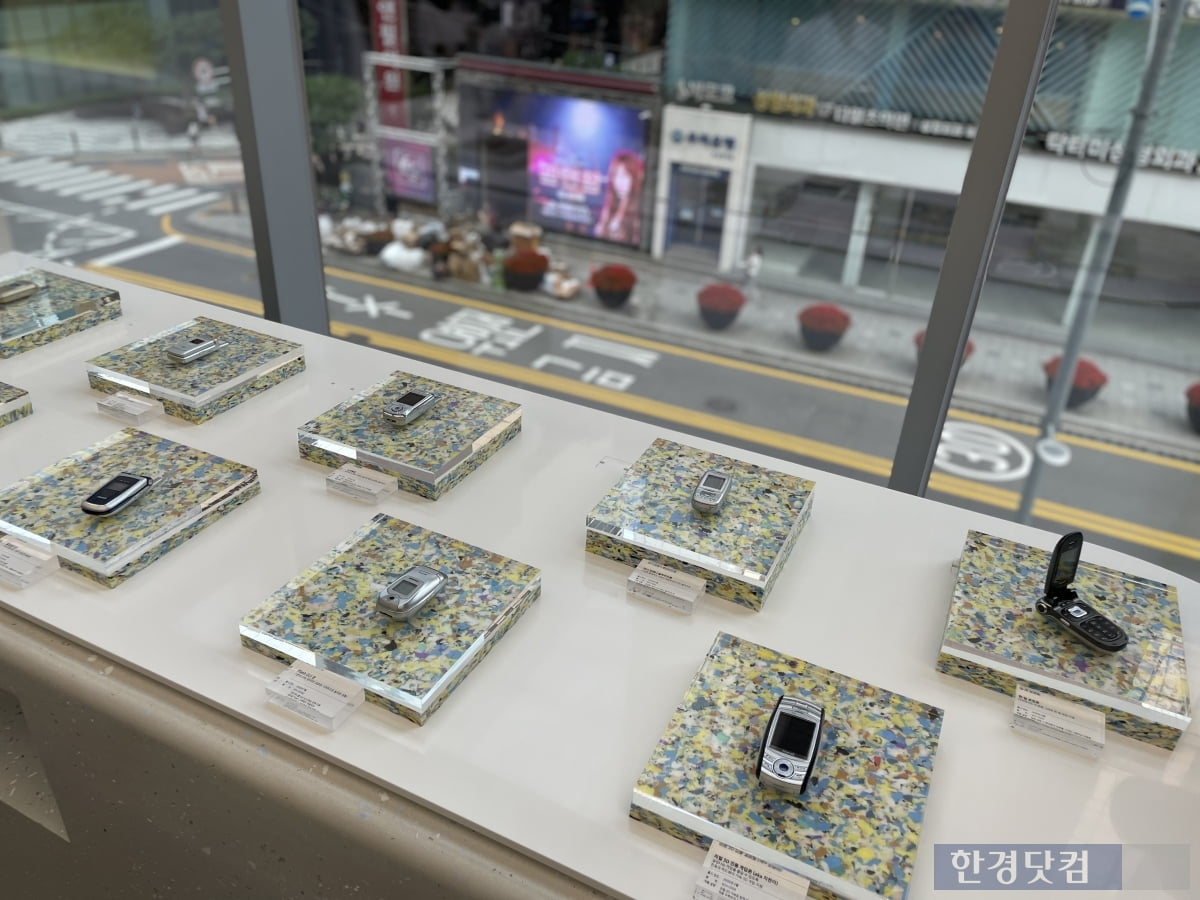 옛 휴대폰이 전시된 강남 삼성 헤리티지존. 사진=조아라 기자