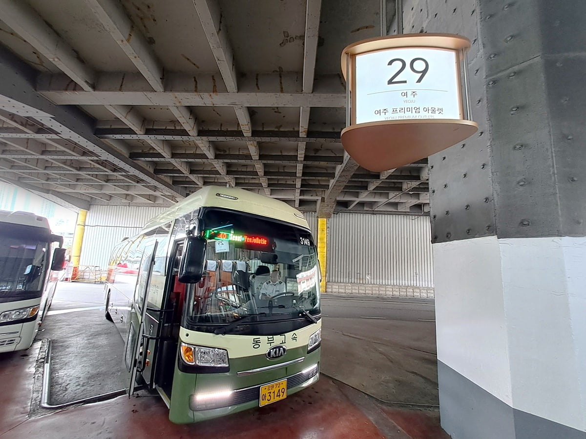 서울 강남 고속버스터미널에 여주프리미엄아울렛행 동부고속 고속버스가 정차해있다./ 신세계사이먼 제공