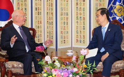 슈밥 WEF 회장 만난 한덕수 총리…"글로벌 복합 위기 극복 협력"