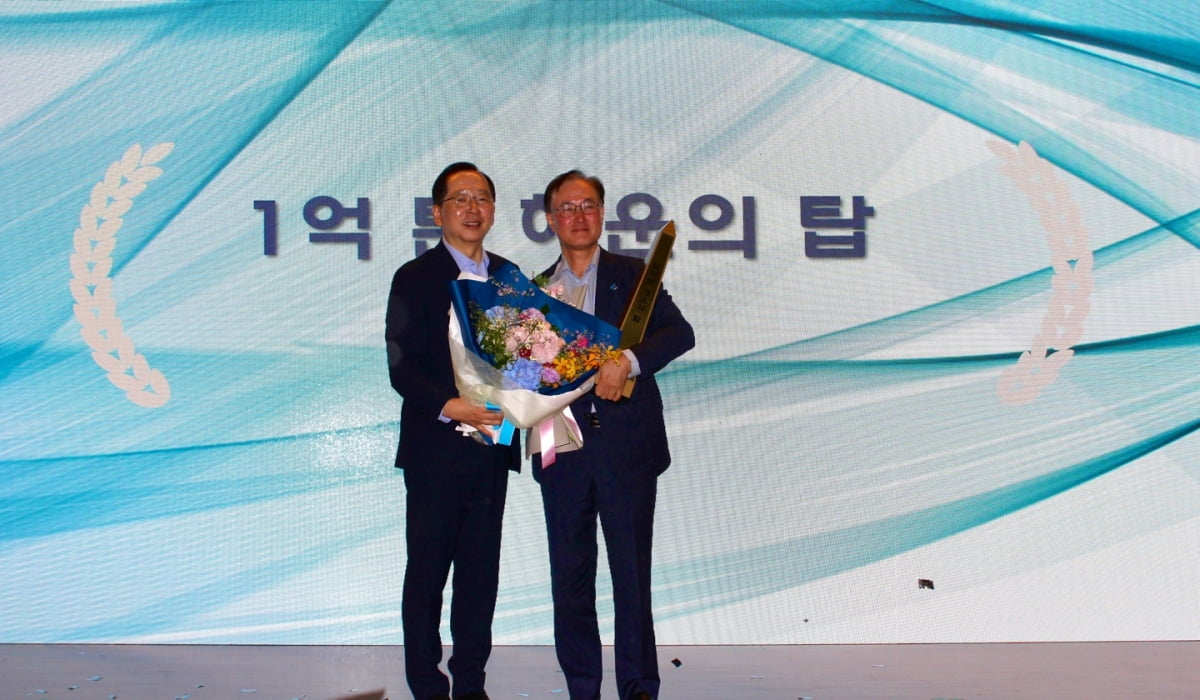 (사진 왼쪽)해양수산부 조승환 장관, HMM 김경배 사장. 한국해운협회 제공 