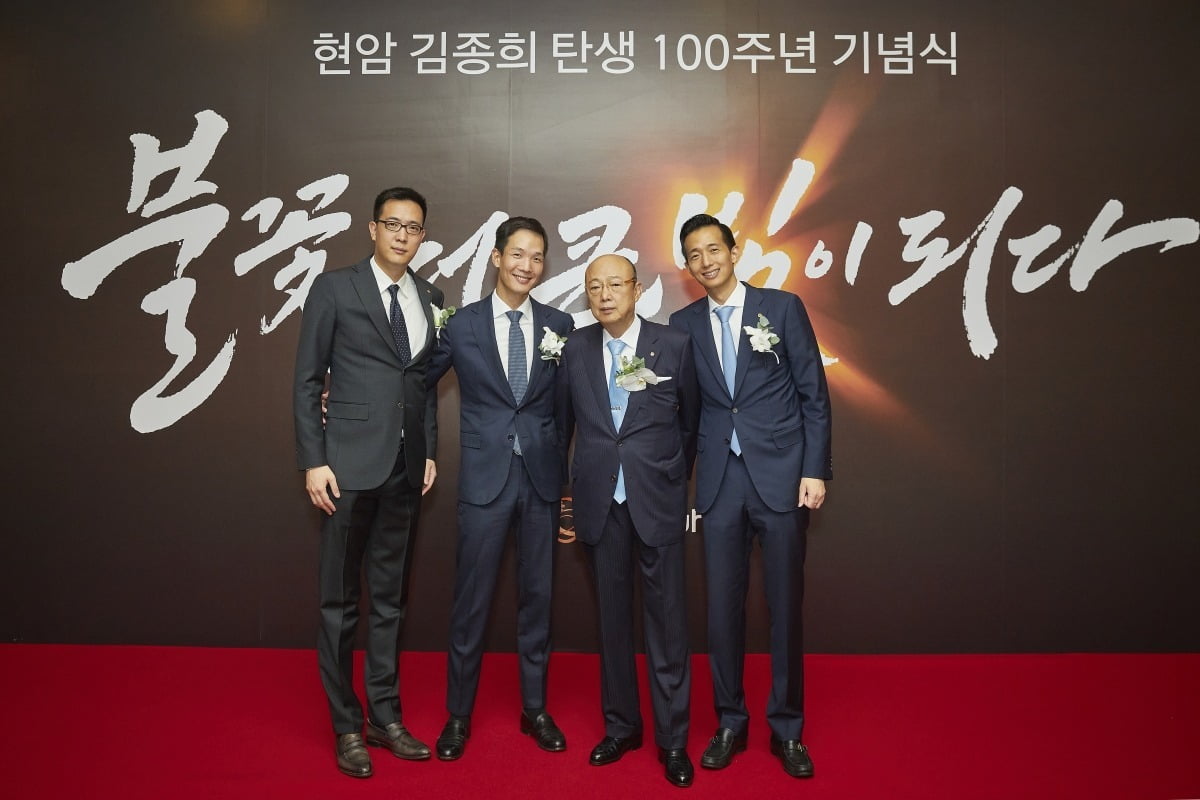 현암 김종희 탄생 100주년 기념식에서 세 아들과 함께 사진을 찍는 김승연 회장.