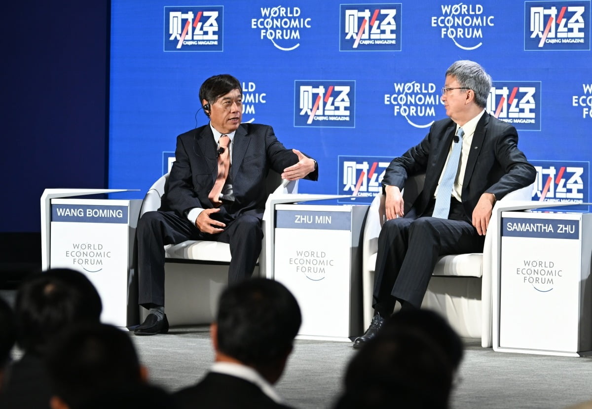 주민 국제통화기금(IMF) 부총재(오른쪽)가 28일 중국 톈진에서 열린 세계경제포럼 총회에서 세션 진행자인 왕보밍과 대화하고 있다. 신화통신