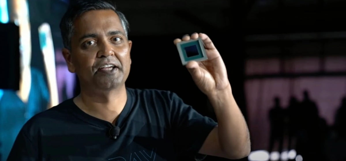 테슬라가 2021년 개최한 'AI 데이' 행사에서 가네시 벤카타라마난 오토파일럿 하드웨어 부문 이사가 슈퍼컴퓨터 '도조'에 탑재한 'D1'칩을 공개하고 있다. 테슬라는 엔비디아의 GPU를 자체개발한 이 칩으로 대체할 계획이라고 밝혔다. /사진=테슬라