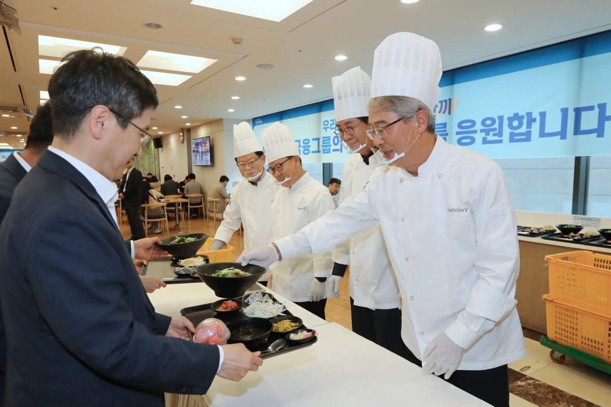 임종룡 우리금융그룹 회장(오른쪽)이 30일 본점 구내식당에서 직원들에게 점심을 배식하고 있다.  /우리금융그룹 제공