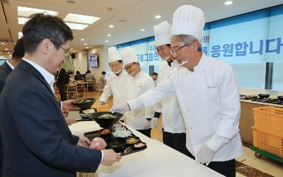 임종룡 우리금융 회장, 직원들에게 점심 배식…"소통 강화"