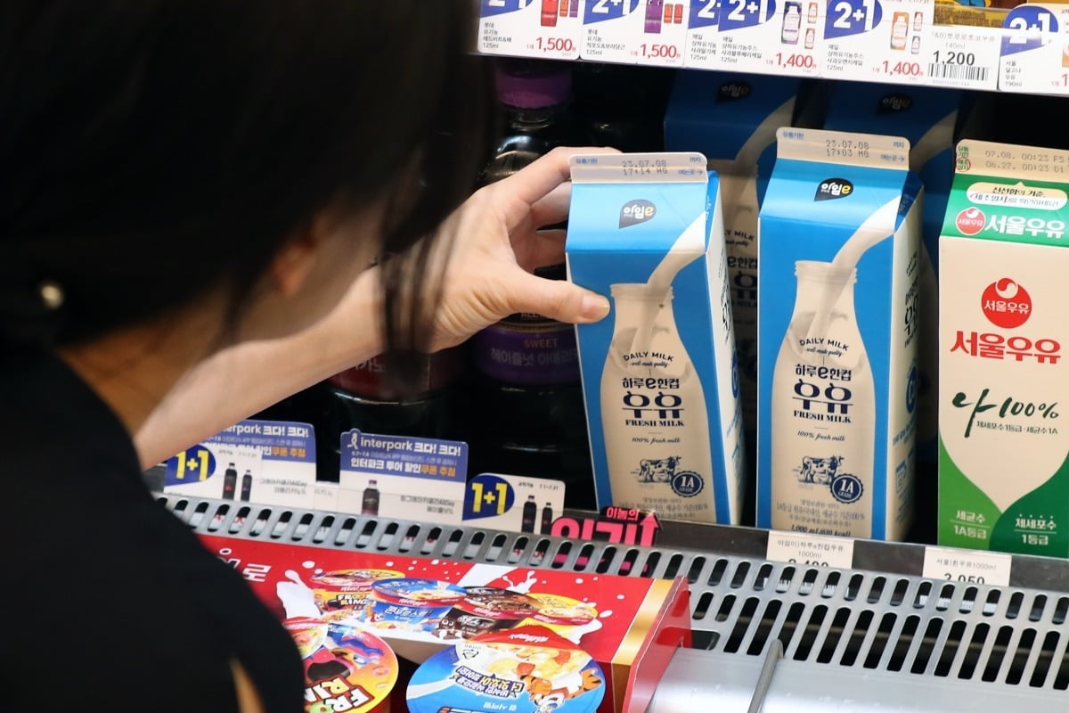 편의점 업계가 오는 1일부터 자체 브랜드(PB) 상품도 가격을 인하하거나 동결한다. 30일 서울 성동구 이마트24 본점에서 한 소비자가 PB 우유 제품을 보고 있다./ 뉴스1