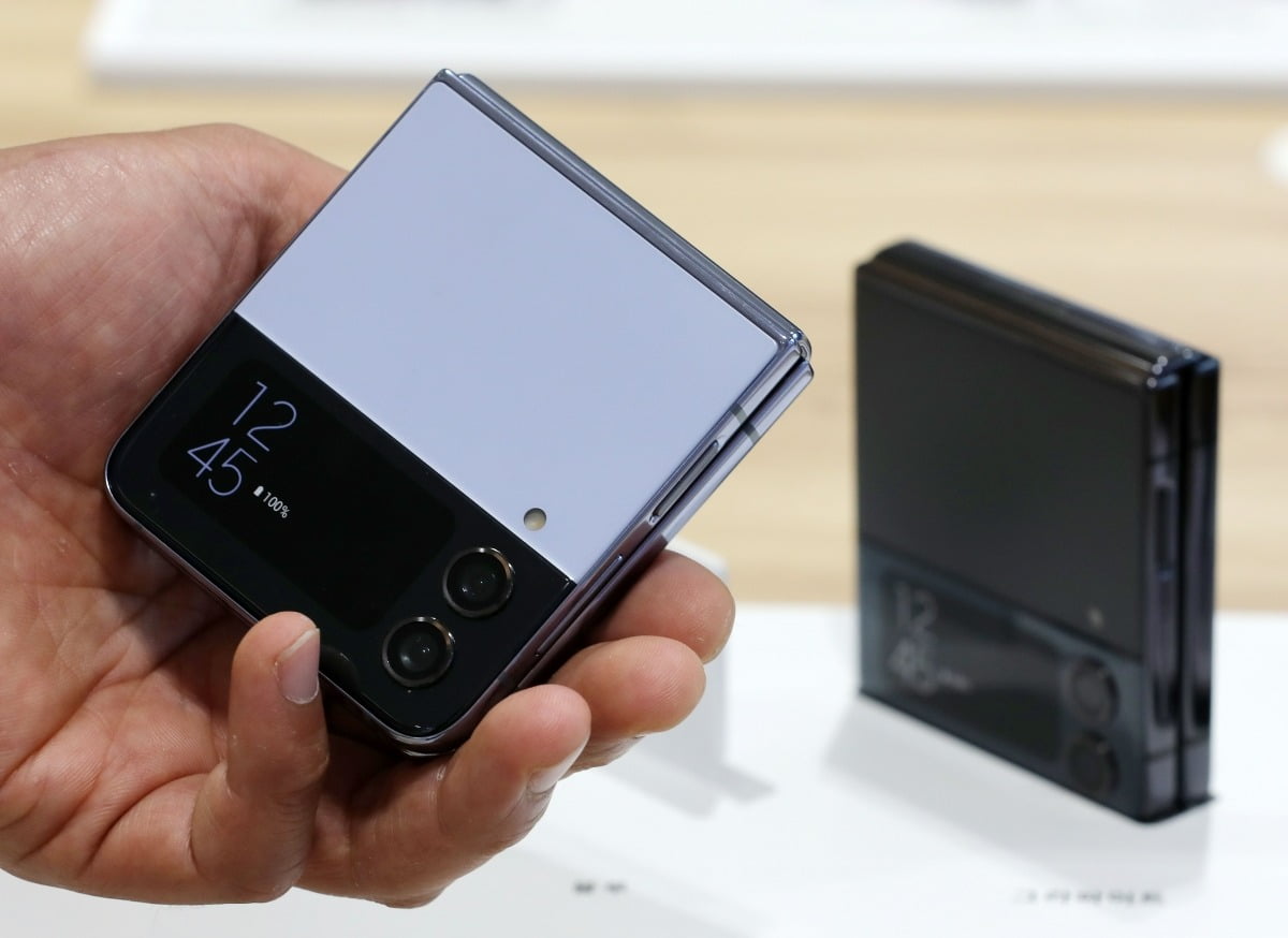 고객이 삼성전자의 신제품 폴더블폰 '갤럭시Z플립4'(플립4)를 살펴보고 있다. 사진=뉴스1