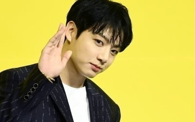 BTS 정국·뷔, '10주년 이벤트' 깜짝 등장…"보고파"·"폼 미쳤다"