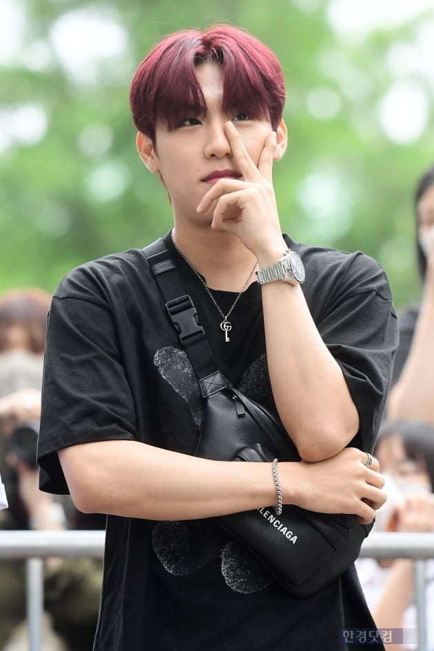 [포토] AB6IX 박우진, '브이도 멋지게~'