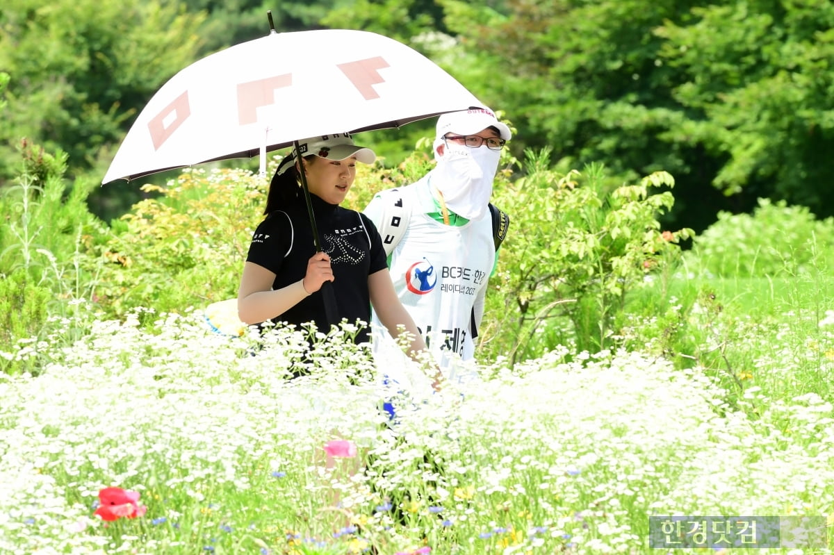 [BC카드·한경 레이디스컵 2023] 이제영, '꽃길따라 사뿐사뿐'