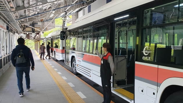 오기자와역에서 첫 승차는 전기버스를 이용해 터널로 쿠로베댐까지 이동한다. / JAPAN NOW