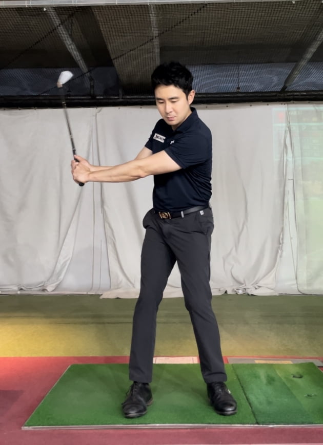 [4인4색 재미있는 골프해석] 자동으로 릴리즈 되는 연습 방법