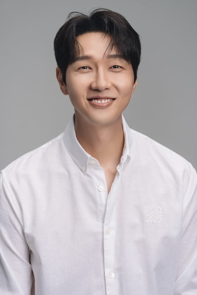 지현우 새 프로필 공개…‘글로벌 신사다운 클래스’