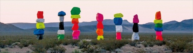 미국 네바다주 사막의 대표 관광지가 된 ‘세븐 매직 마운틴스’. /우고 론디노네 웹사이트 캡쳐 