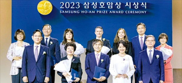 서울 신라호텔에서 1일 열린 ‘2023 삼성호암상’ 시상식에서 수상자들이 기념촬영하고 있다. 앞줄 왼쪽부터 이재용 삼성전자 회장, 신수정 서울대 명예교수(조성진 피아니스트의 예술상 대리 수상), 임지순 포스텍 석학교수(과학상 물리·수학부문) 부부, 김황식 호암재단 이사장. 뒷줄 왼쪽부터 최경신 위스콘신대 교수(과학상 화학·생명과학부문), 선양국 한양대 석좌교수(공학상) 부부, 마샤 헤이기스 하버드대 의대 교수(의학상) 부부, 박용준 글로벌케어 회장(사회봉사상), 추성이 글로벌케어 공동대표.  /호암재단 제공 