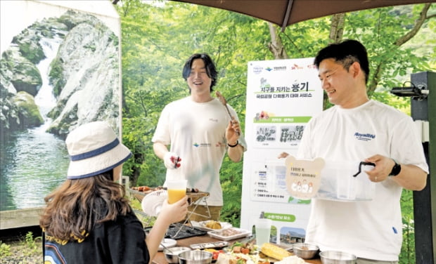 강원 원주시 치악산국립공원 구룡야영장을 찾은 캠퍼들이 다회용기를 이용해 식사 준비를 하고 있다.  SK텔레콤 제공 