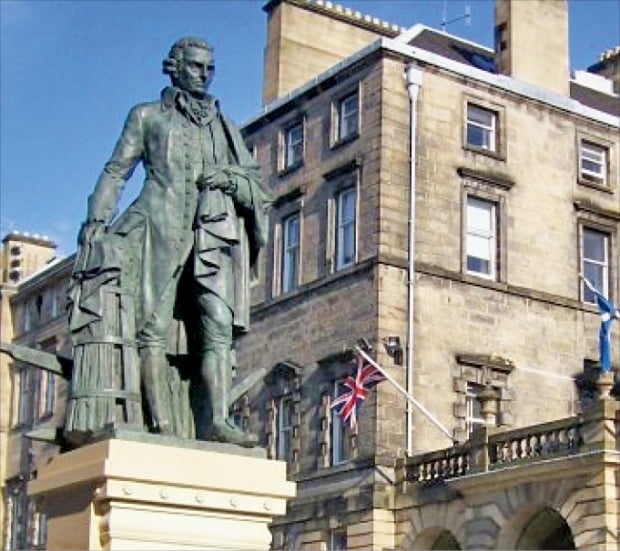 스코틀랜드 에든버러에 있는 애덤 스미스의 동상. 2008년 애덤스미스연구소가 세웠다. 스미스는 스코틀랜드 관세위원으로 일하는 등 에든버러에서 말년을 보냈다.   출처:애덤스미스연구소 