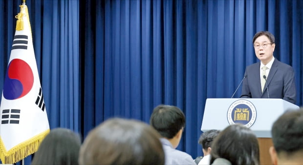 이관섭 대통령실 국정기획수석이 4일 서울 용산 대통령실 청사에서 민간단체 국고보조금 사용 실태에 대한 정부 감사 결과를 발표하고 있다.  연합뉴스 