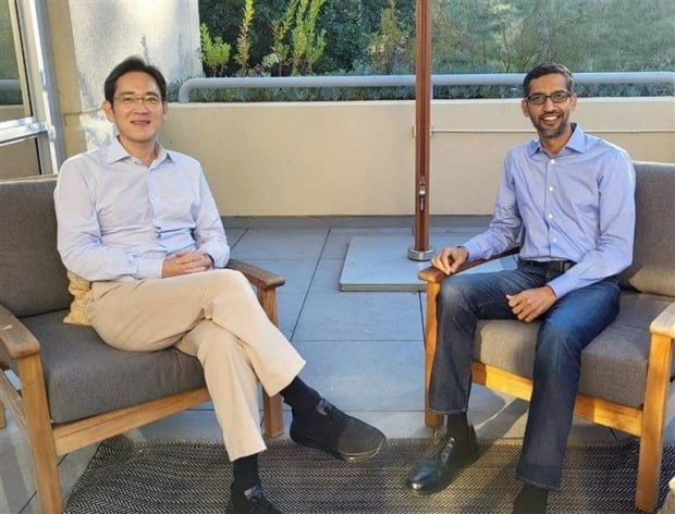 이재용 삼성전자 부회장(왼쪽)이 22일(현지시간) 구글 본사에서 순다르 피차이 구글 CEO와 만나 기념 촬영을 하고 있다. 연합뉴스