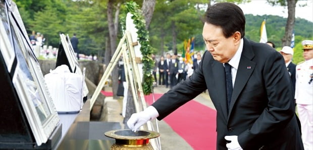 [포토] ‘호국의 형제’ 안장식…분향하는 윤석열 대통령 