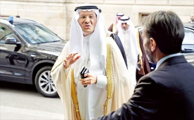 사우디아라비아가 다음달부터 하루 100만 배럴의 원유 생산을 감축하기로 했다. 4일(현지시간) OPEC+ 회의 참석차 OPEC 본부에 도착한 압둘아지즈 빈 살만 사우디 에너지 장관. /AFP연합뉴스 