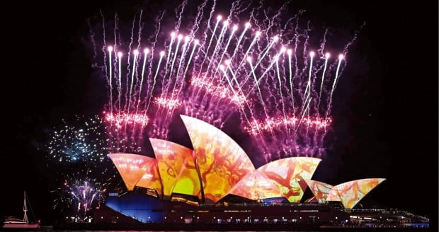 호주의 ‘국민 화가’ 존 올슨을 추모하며 오페라하우스가 그의 작품으로 물들었다.  /비비드 시드니 제공  