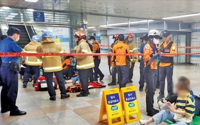 분당 수내역 에스컬레이터 역주행…출근길 시민들 '와르르'