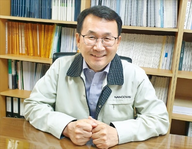 코스닥 상장 신소재기업 나노씨엠에스의 김시석 대표가 충남 천안시 본사에서 개발 제품의 안전성에 대해 설명하고 있다. /나노씨엠에스 제공 