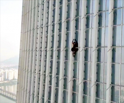 [포토] 롯데월드타워 73층까지 맨손 등반…영국인 남성 체포 