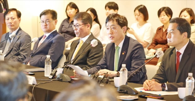 김주현 금융위원장(오른쪽 두 번째)은 12일 서울 명동 은행회관에서 열린 청년도약계좌 협약식에서 은행들의 적극적인 협조를 당부했다.   연합뉴스 