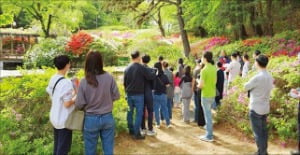 대전 대덕특구를 찾은 방문객들이 정부출연연구원 프로그램에 참여하고 있다.   /대전시 제공 