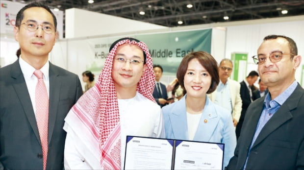 이영 중소벤처기업부 장관(오른쪽 두 번째)이 지난 12일 아랍에미리트(UAE) 두바이에서 열린 ‘K비즈니스 데이 인 미들이스트 2023’에서 수출 계약을 체결한 김태준 에이버츄얼 대표(세 번째) 등과 포즈를 취하고 있다.  중소벤처기업부 제공 