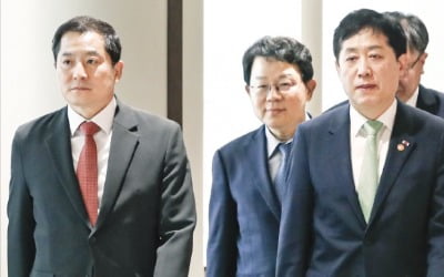 금리 낮다며 은행장 소집해 으름장…고객 예금으로 생색내는 정부