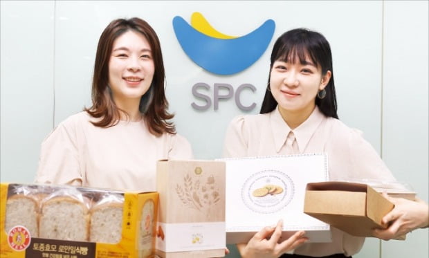 SPC의 친환경 패키지 개발을 주도하는 문순희(왼쪽), 이주현(오른쪽) 전임디자이너. /이솔 기자 