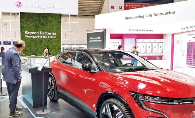 LG에너지솔루션은 14일 독일 뮌헨에서 열린 ‘인터배터리 유럽 2023’에서 자사 고성능 배터리를 장착한 르노 메간 전기차 E-Tech 등을 전시했다.  /뮌헨=빈난새 기자 