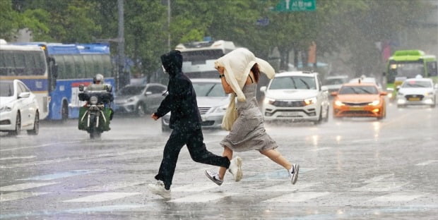 [포토] 우산 없는데…기습폭우에 놀란 시민들